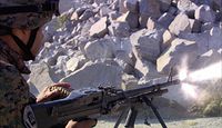 Ein SG-12-Soldat feuert mit einer M60 auf die Jaffa.