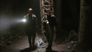 SG1 5x10 (jackson und tealc betreten die ruine).png