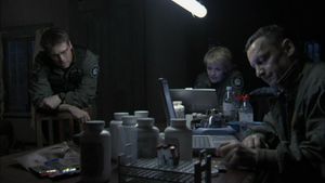 10x02 Sam, Daniel und Dr. Reimer müde.jpg