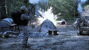 Sergeant Greer feuert auf die angreifenden Drohnen.