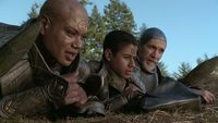 Teal'c, Rya'c und Bra'tac sind bei einer Mission auf Anubis’ Planet.