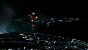 Die Raketen werden auf ein Basisschiff abgefeuert.